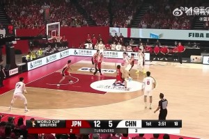 投出三不沾！张镇麟晃开防守选择了横撤跳投！不中！